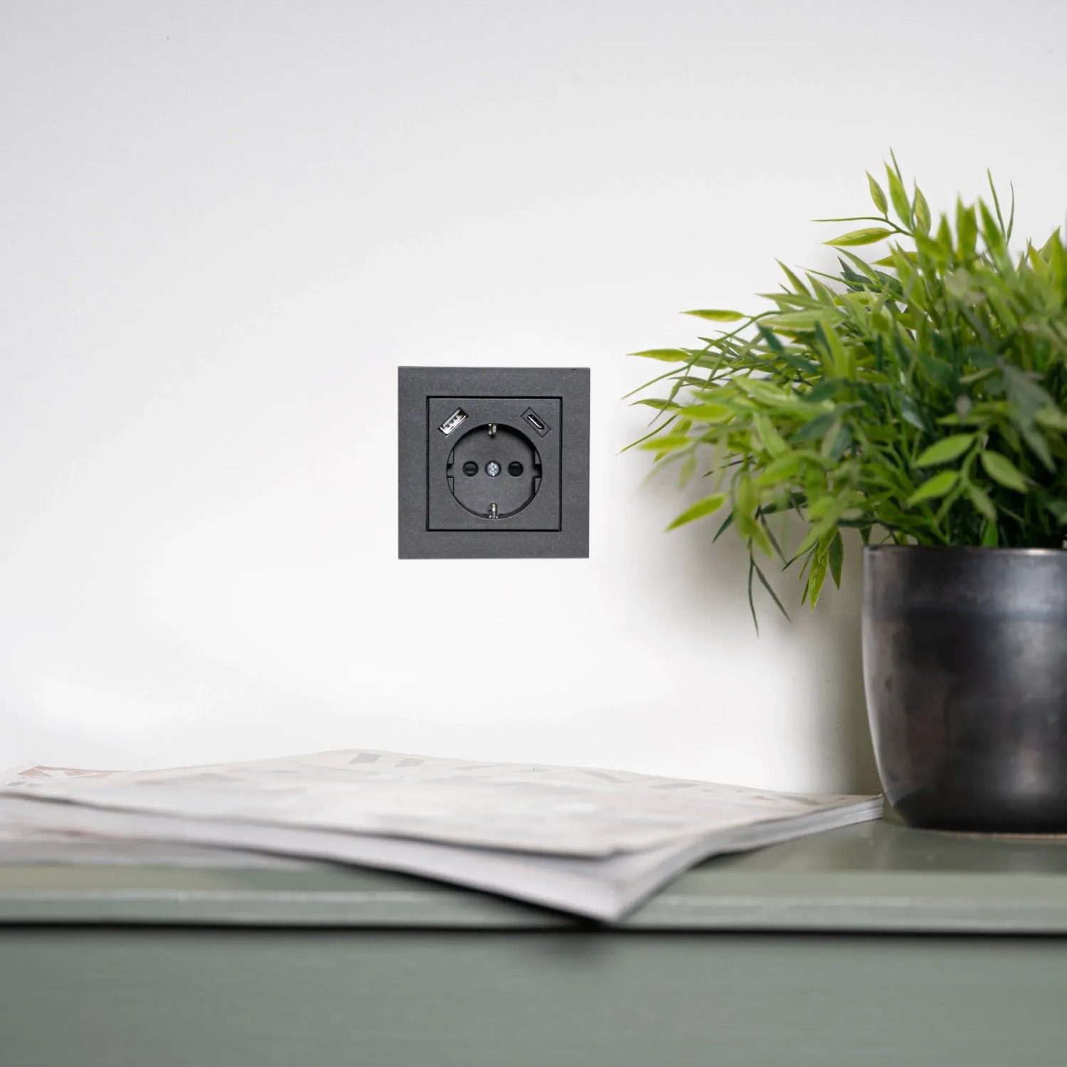 Schwarzer ProCharge Einfachsteckdosenrahmen mit USB-Anschlüssen in modernem Design.