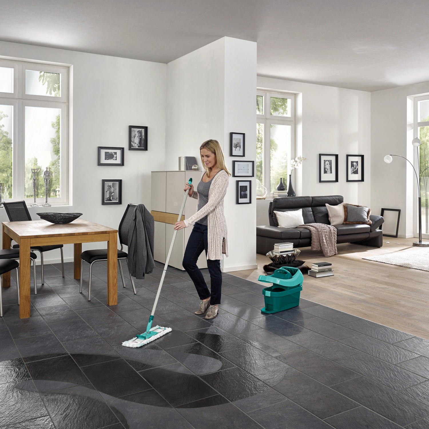 Frau wischt mit Leifheit Bodenwischer und Wischtuchpresse Fliesenboden.