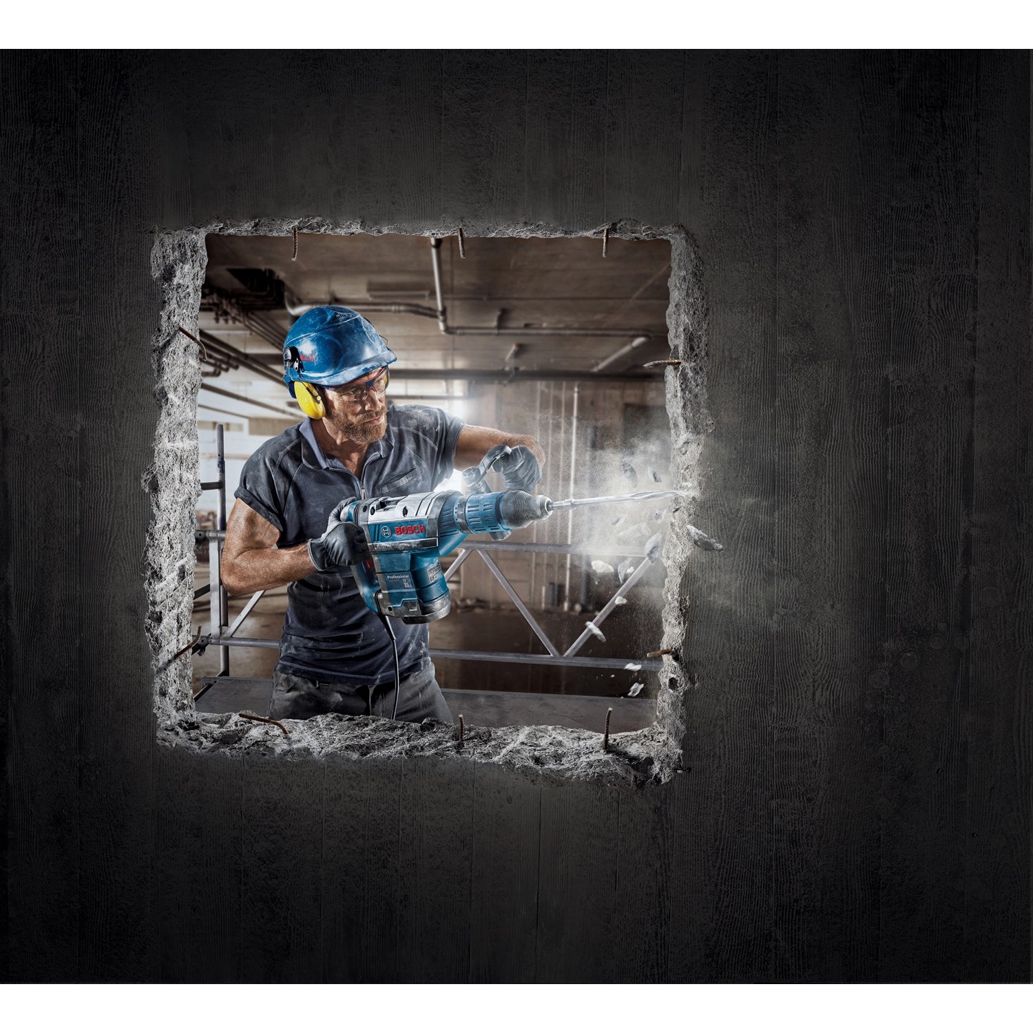 Bosch Professional GSH 7 VC Schlaghammer im Einsatz beim Stemmen durch eine Wand.