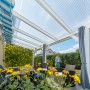 Transparente Acryl Stegdoppelplatte (16 mm) als Terrassenüberdachung im Garten.