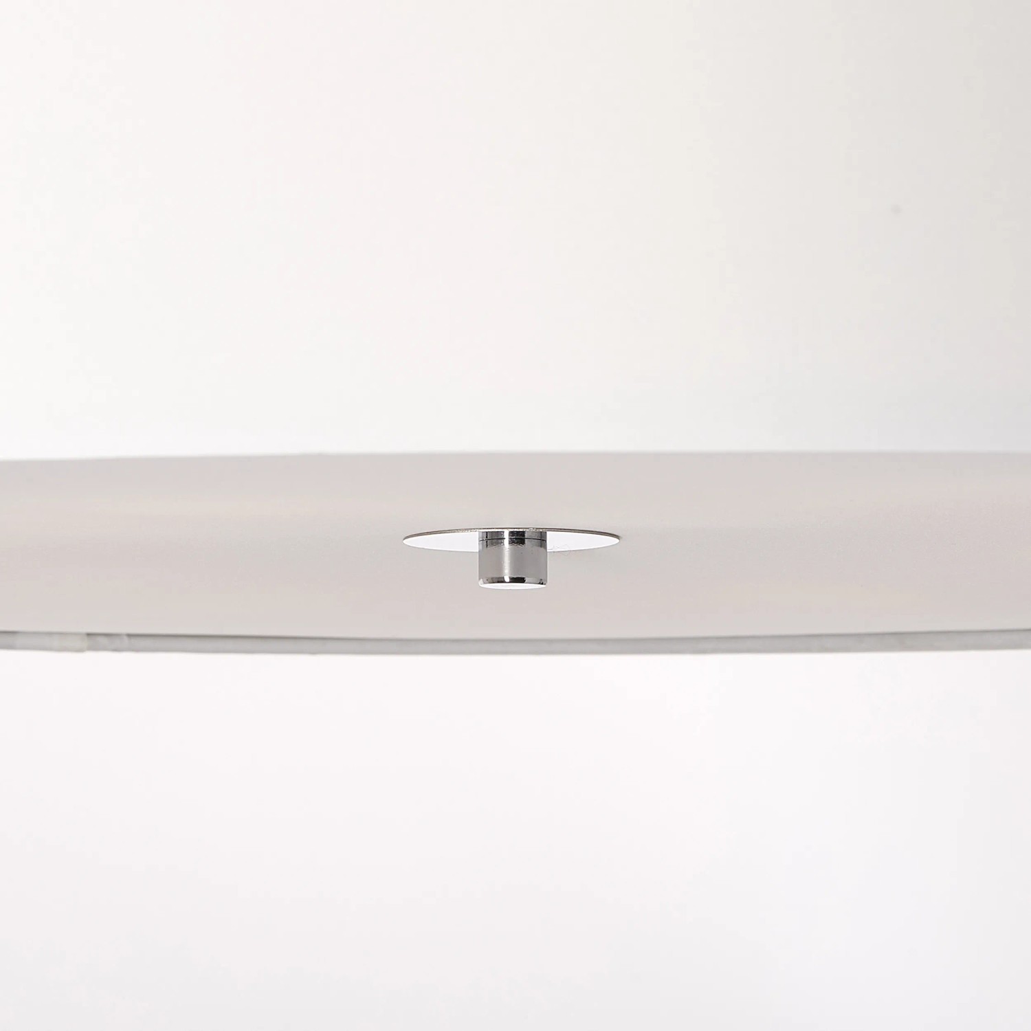 Detailaufnahme der weißen Brilliant Deckenleuchte Andria (Ø 70 cm) mit Chrom-Element.