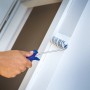 LUX Dispersionsroller 10 cm beim Streichen einer Wand. Farbroller mit Kurzflor.