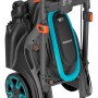Zusammengeklappter Gardena Akku-Rasenmäher PowerMax Duo 46/36 V mit Fangkorb und Rädern.