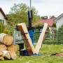 Scheppach Holzspalter Compact 8 t bei der Arbeit: Holz wird gespalten. Holzstapel im Hintergrund.