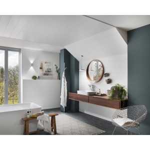 Modernes Bad mit weißen, glänzenden Kronoflooring Decken- und Wandpaneelen.