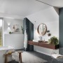 Modernes Bad mit weißen, glänzenden Kronoflooring Decken- und Wandpaneelen.