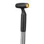 Detailaufnahme: Ergonomischer Griff der Fiskars Schaufelrechen, Besen & Rechen für komfortables Arbeiten.