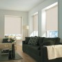 Naturfarbenes Gardinia Seitenzug-Rollo Silvalin, 62x180 cm, in Wohnraum mit Fenster.