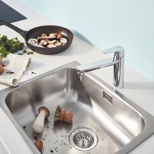 Grohe QuickFix Spültischarmatur Start Edge Chrom in Edelstahlspüle mit Pilzen und Pfanne.