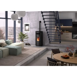Justus Pelletofen Norta, Stahl schwarz, 8 kW im modernen Wohnraum mit Treppe.