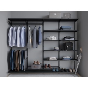 Schwarzes Regalsystem mit Stahl-Fachböden, Kleidung und Accessoires.