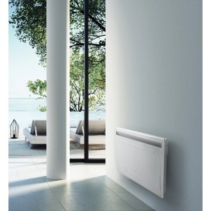 Weißer Ximax Elektro-Heizkörper Cupid (55x74 cm, 1500W) mit Speicherkern an Wand montiert.