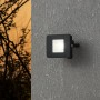 Schwarzer Eglo LED-Außenstrahler Faedo an grauer Wand. Quadratische Form, moderne Außenleuchte.
