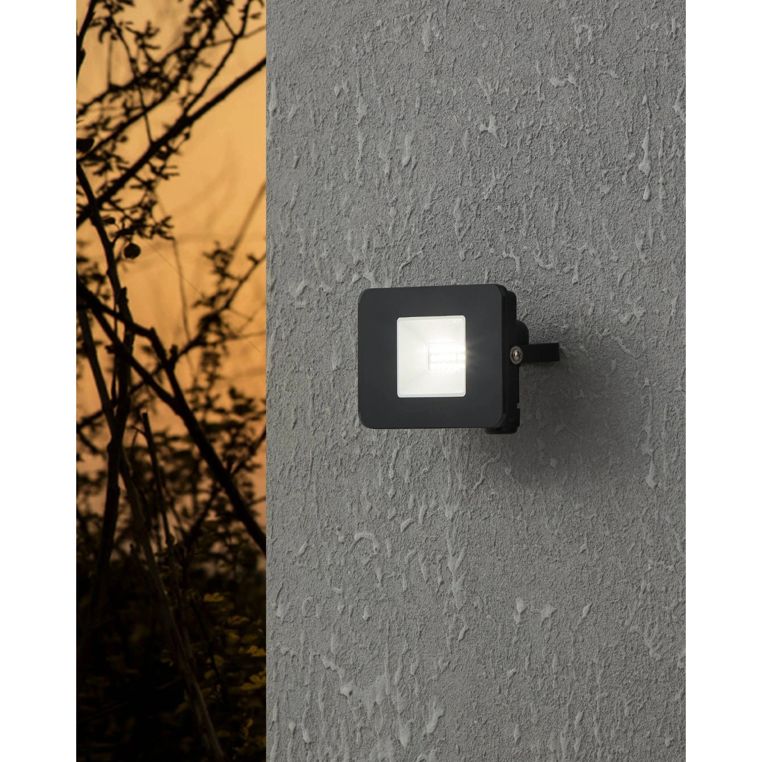 Schwarzer Eglo LED-Außenstrahler Faedo an grauer Wand. Quadratische Form, moderne Außenleuchte.