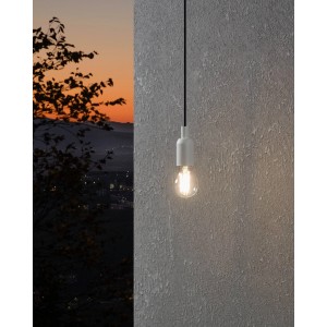 Eglo E27 LED Leuchtmittel in Globeform, 7,3 W, warmweißes Licht, hängend vor Wand und Abendhimmel.