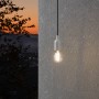 Eglo E27 LED Leuchtmittel in Globeform, 7,3 W, warmweißes Licht, hängend vor Wand und Abendhimmel.