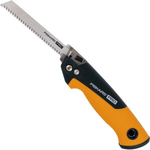 Fiskars Kompakt-Universalsäge Pro, Klappsäge mit orange-schwarzem Griff und 15 cm Sägeblatt.