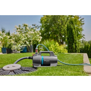 Gardena Gartenpumpe 4200 Silent Set mit Schlauch und Zubehör im Garten.