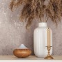 Beige-braune Marburg Vliestapete in Betonoptik mit glänzender Oberfläche im Wohnraum.