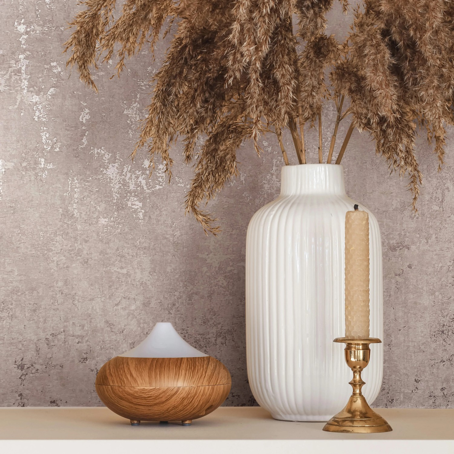 Beige-braune Marburg Vliestapete in Betonoptik mit glänzender Oberfläche im Wohnraum.