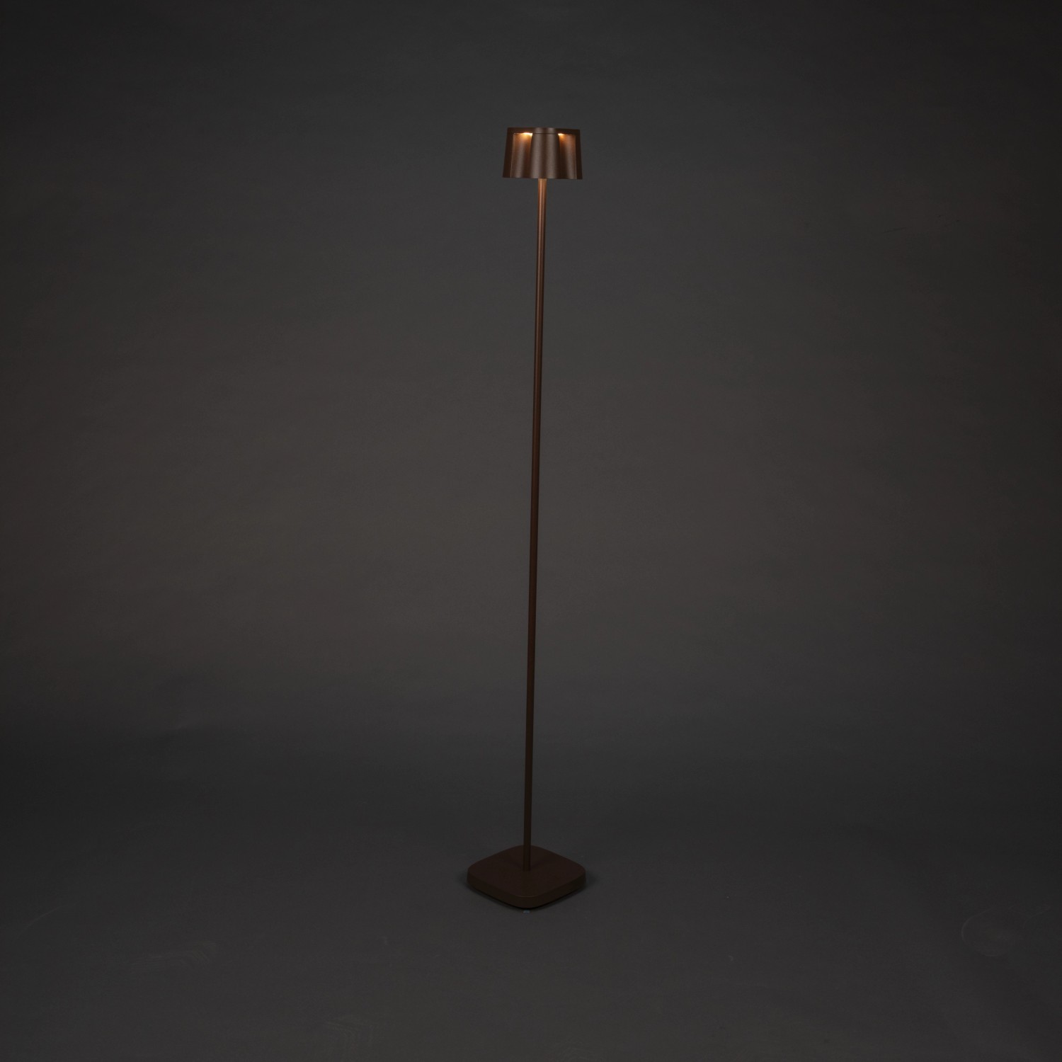 Rostfarbene Konstsmide LED-Stehleuchte Nice, 120cm, für Innen- & Außenbereich.