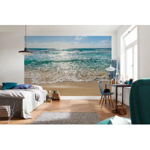 Komar Fototapete Seaside (368x254 cm) im Raum: Meerblick-Motiv mit Strand und türkisfarbenem Wasser.