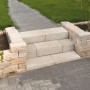 Premac Blockstufe Blok Grau, 50x35x15 cm, als Treppe im Garten verbaut.