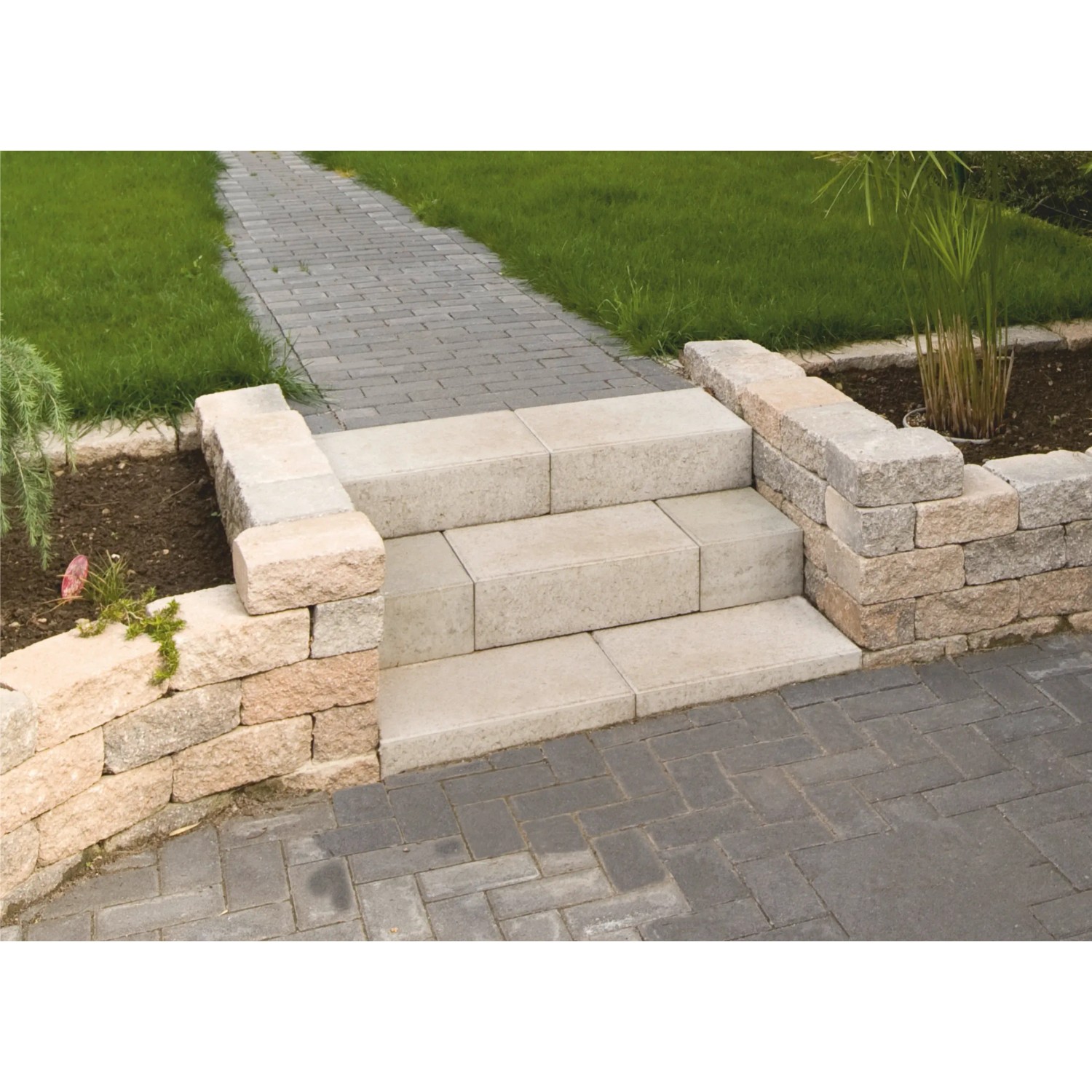 Premac Blockstufe Blok Grau, 50x35x15 cm, als Treppe im Garten verbaut.
