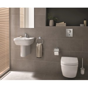 Grohe Wand-WC Euro Keramik Compact, spülrandlos, Alpinweiß in modernem Badezimmer.
