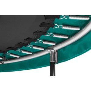 Detailaufnahme: Grünes Salta Trampolin Comfort Edition, Federn und Rahmen im Fokus.
