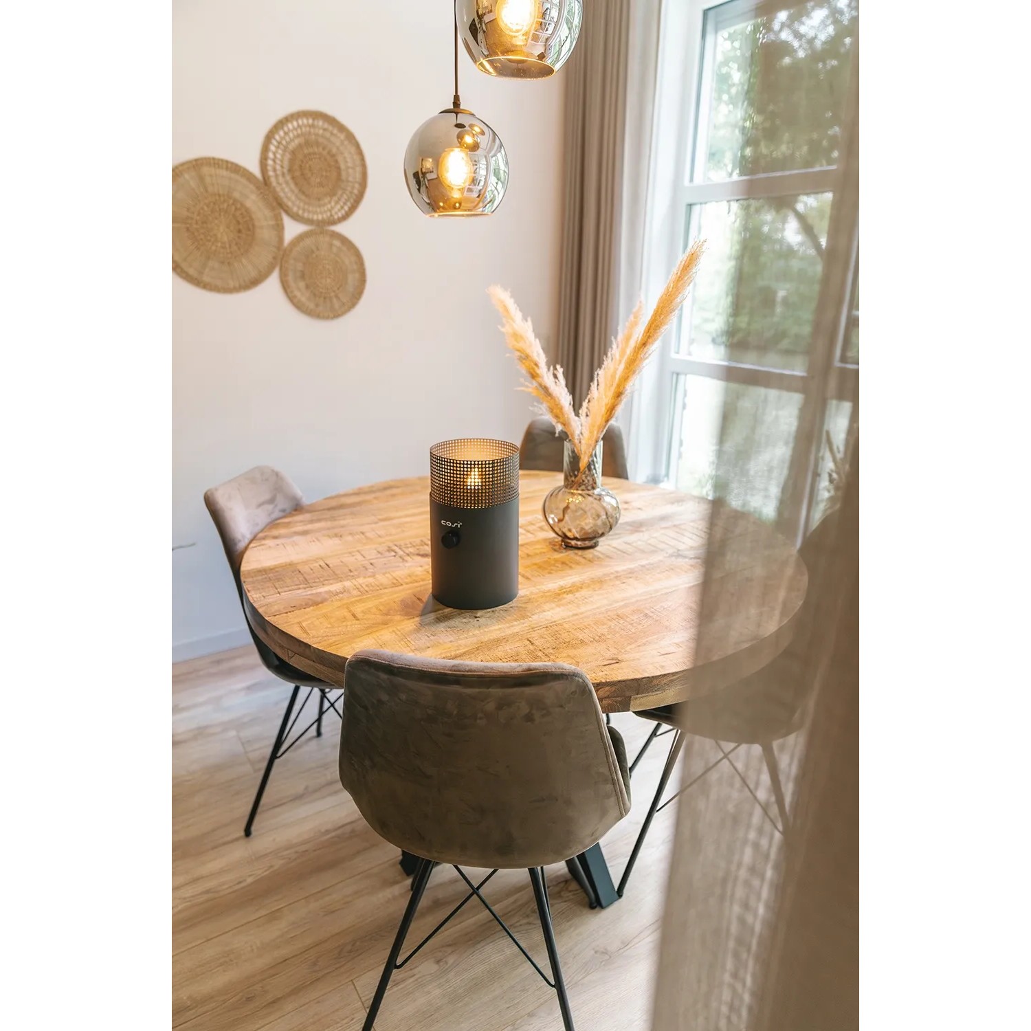 Anthrazitfarbene Cosi Gaslaterne Cosiscoop Dot auf Holztisch mit Dekoration.