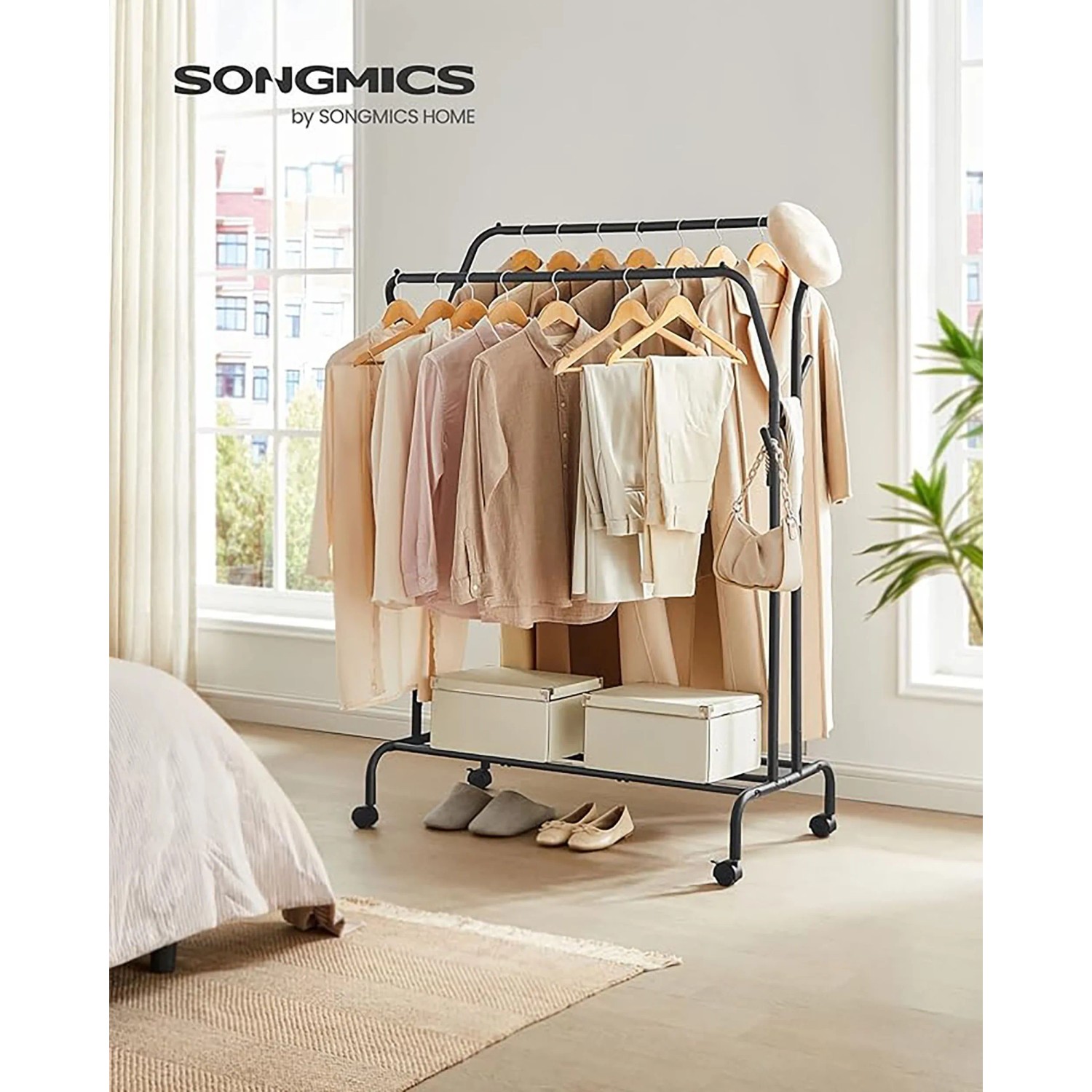 Schwarzer Songmics Kleiderständer Pataye mit Rollen und Kleidung.