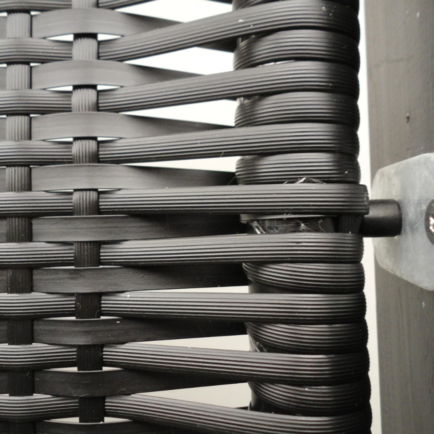 Detailaufnahme: Schwarzer Sichtschutzzaun aus Polyrattan Geflecht, Trend Design.