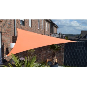 Montiertes, terrakottafarbenes Dreiecksonnensegel (460 cm) spendet Schatten im Garten.
