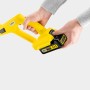 Gelber Kärcher Akku Rasentrimmer LTR 18-25 mit eingesetztem Akku in der Hand.