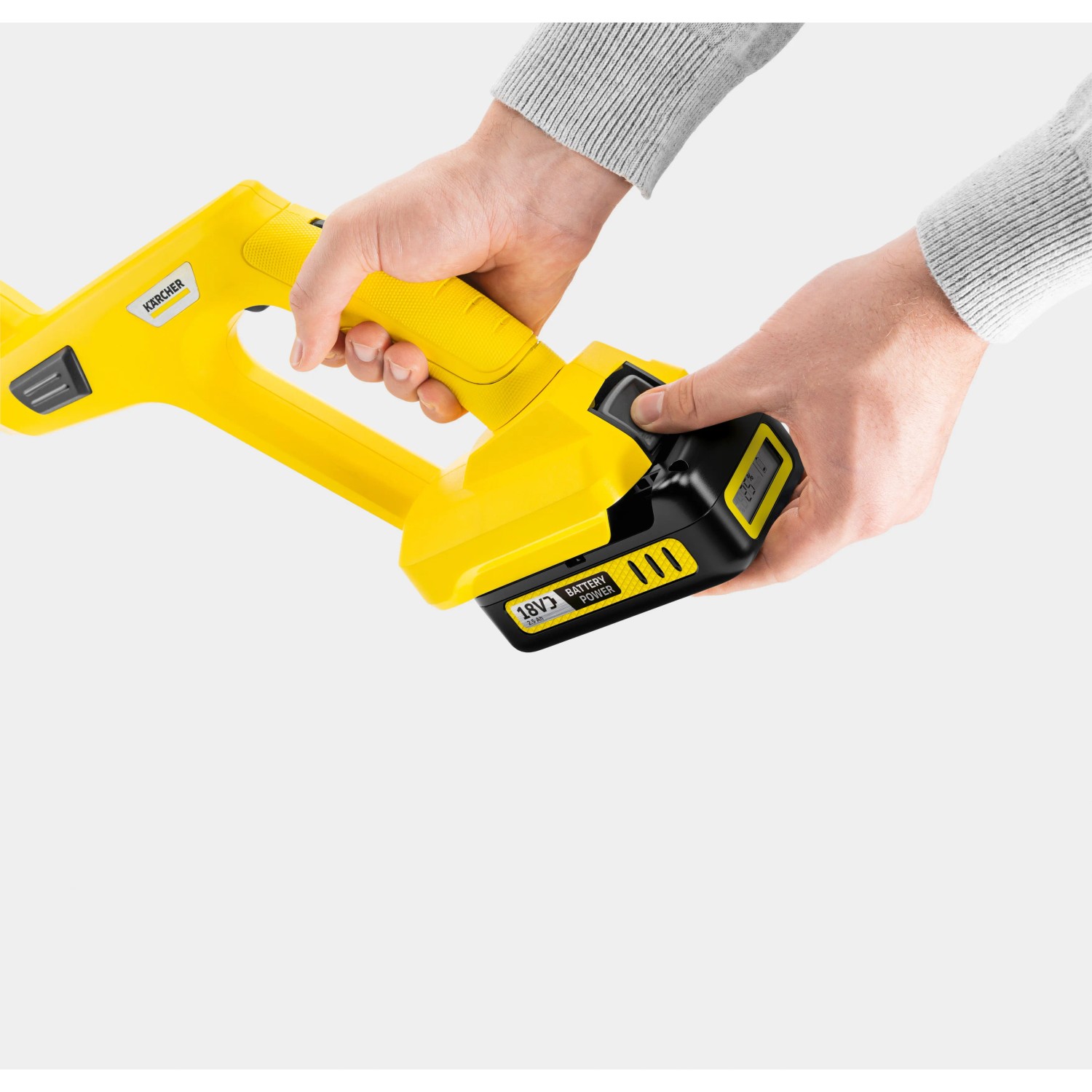 Gelber Kärcher Akku Rasentrimmer LTR 18-25 mit eingesetztem Akku in der Hand.