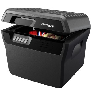 Geöffnete, schwarze Master Lock Sicherheitskassette, feuer- und wasserbeständig, mit digitalem Schloss.