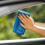 Apa Autopflege-Set: Blaues Glastuch reinigt Autoscheibe streifenfrei.