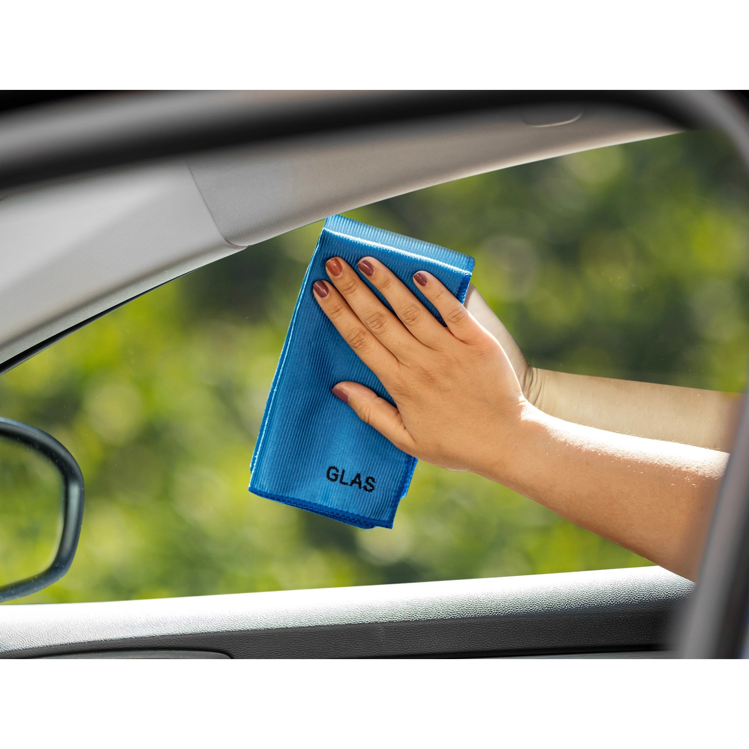 Apa Autopflege-Set: Blaues Glastuch reinigt Autoscheibe streifenfrei.