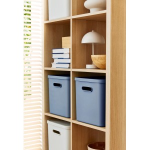 Horizontblaue Rotho Albula Multibox (27 l) im Regal. Ideal für C4-Dokumente, modular und stapelbar.