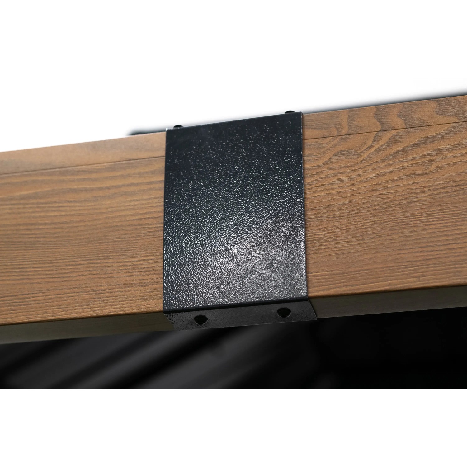 Detailaufnahme: Sojag Pavillon Fontana, Holzstruktur mit schwarzer Metallverbindung.