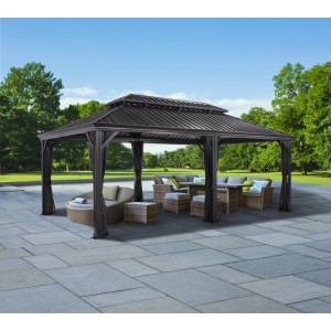 Sojag Pavillon Messina 12x20 Anthrazit mit Möbeln und Moskitonetz im Garten.