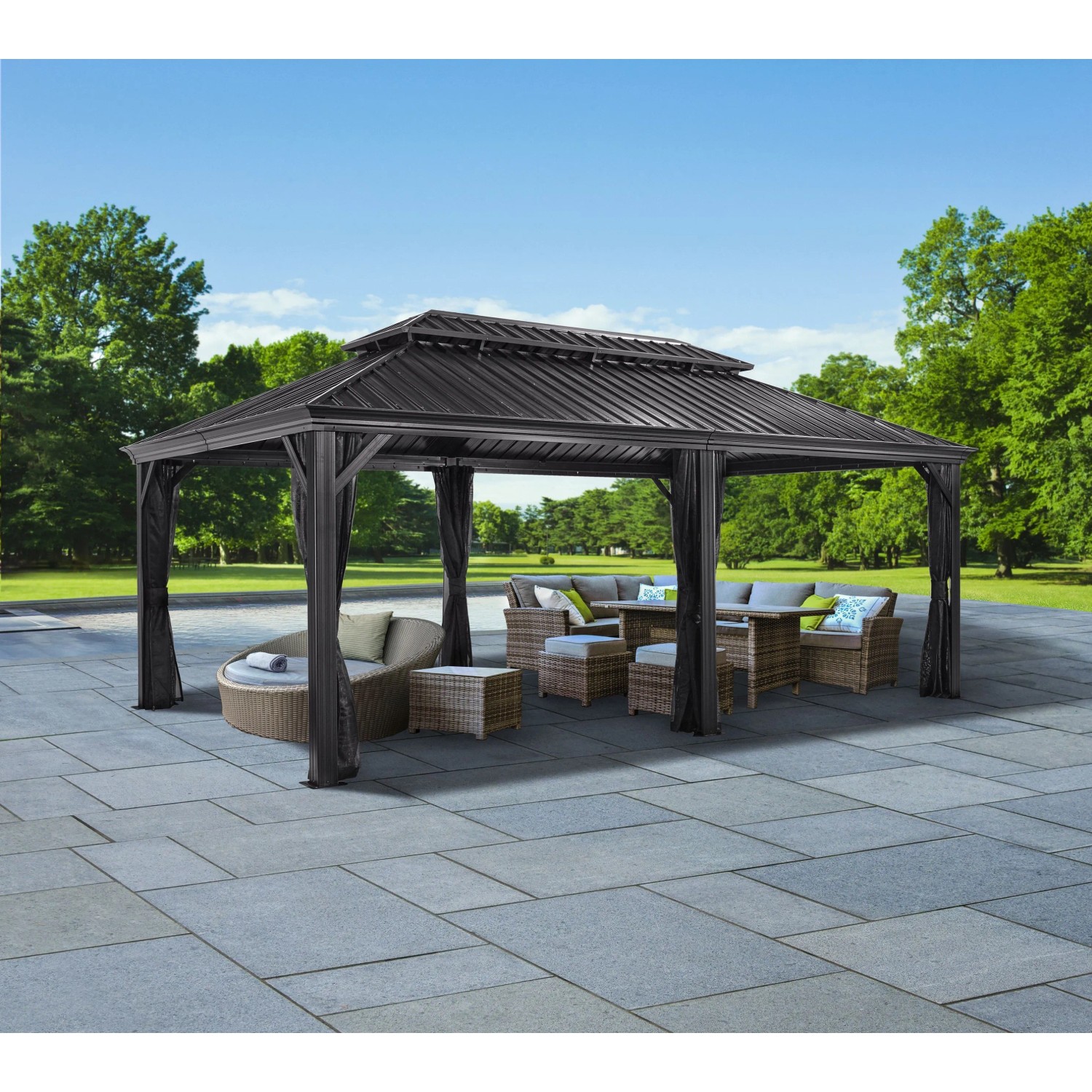 Sojag Pavillon Messina 12x20 Anthrazit mit Möbeln und Moskitonetz im Garten.
