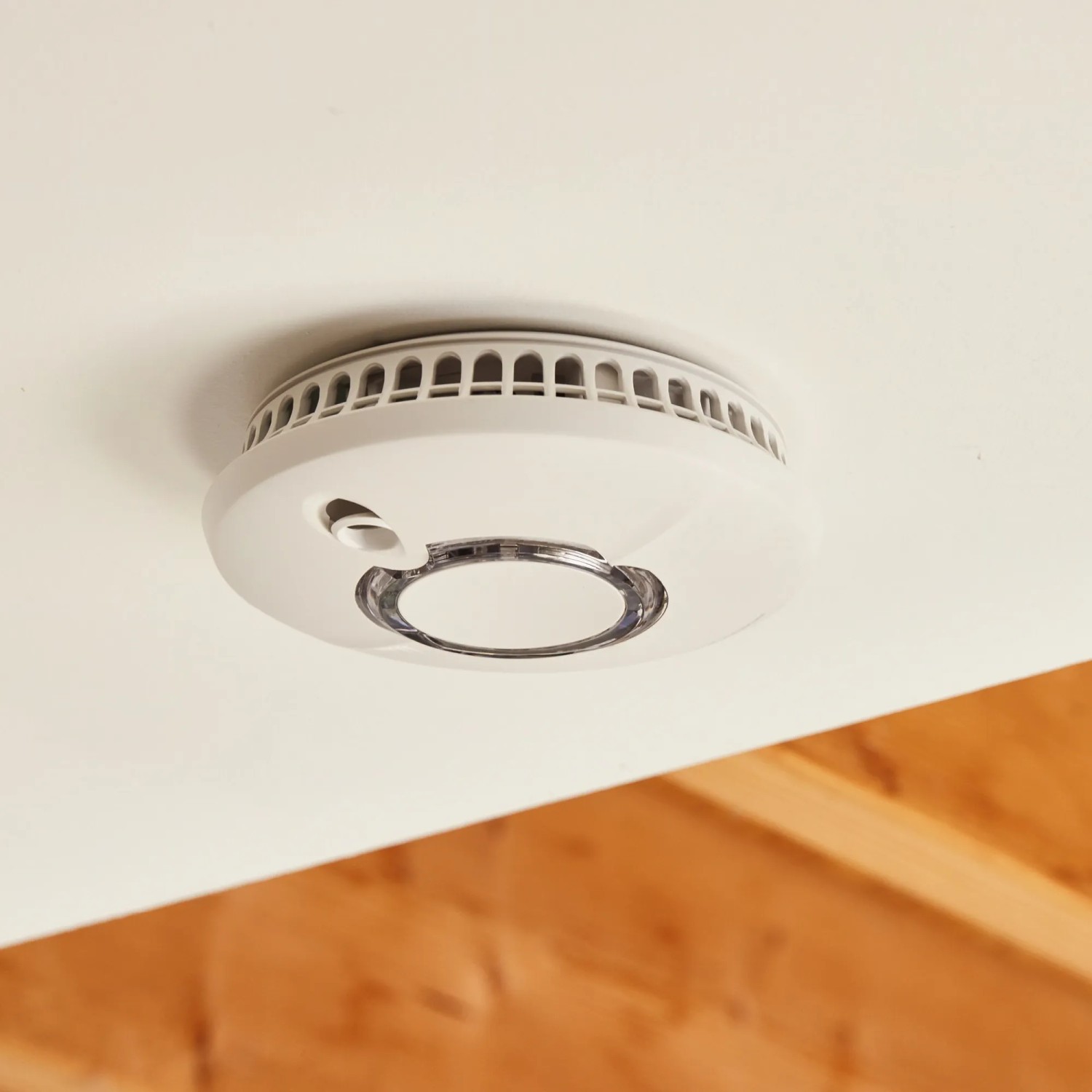 Weißer, kabelloser Yale Rauchsensor Smart Alarm an der Decke montiert.