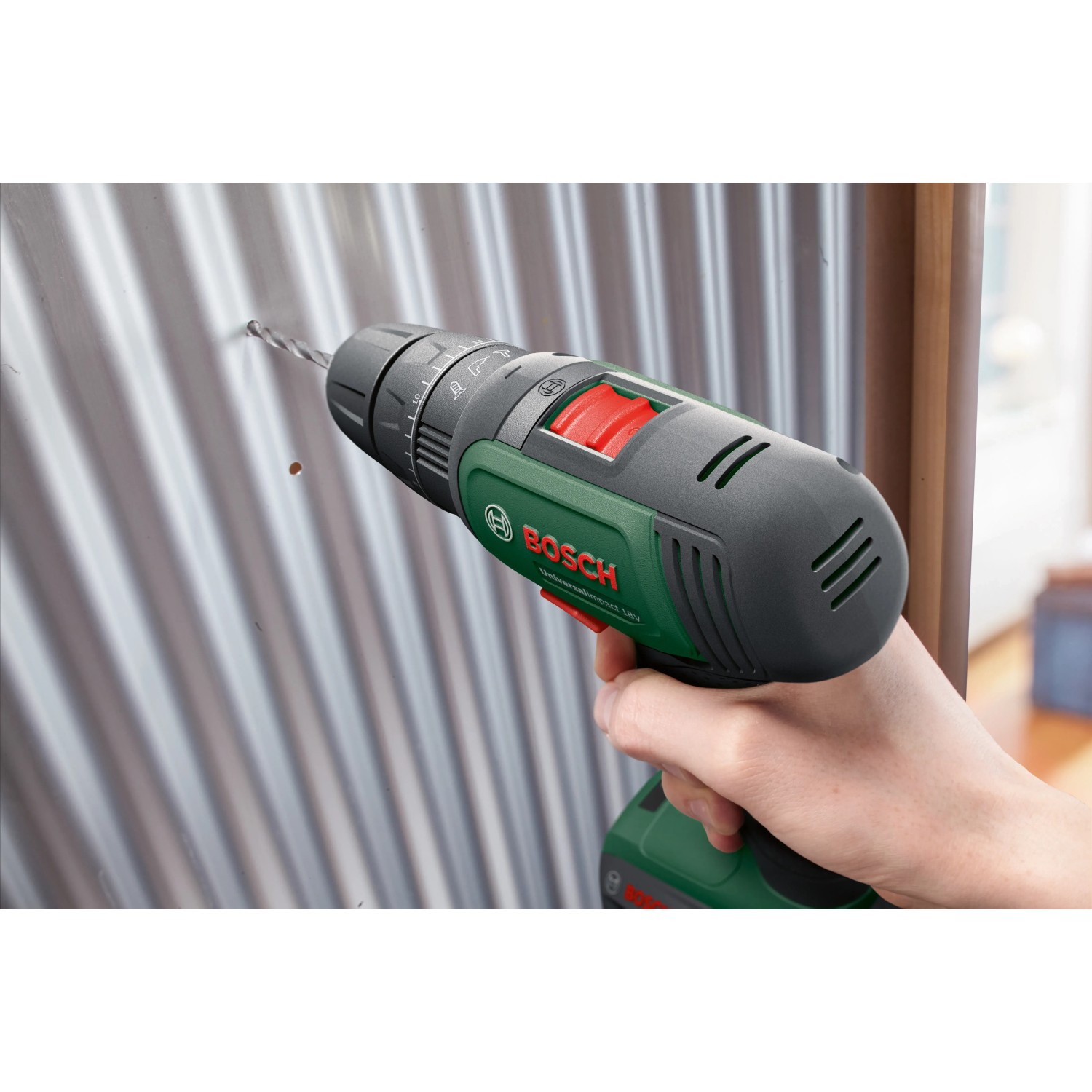 Bosch Akkuschrauber UniversalImpact 18 beim Bohren in Metall.