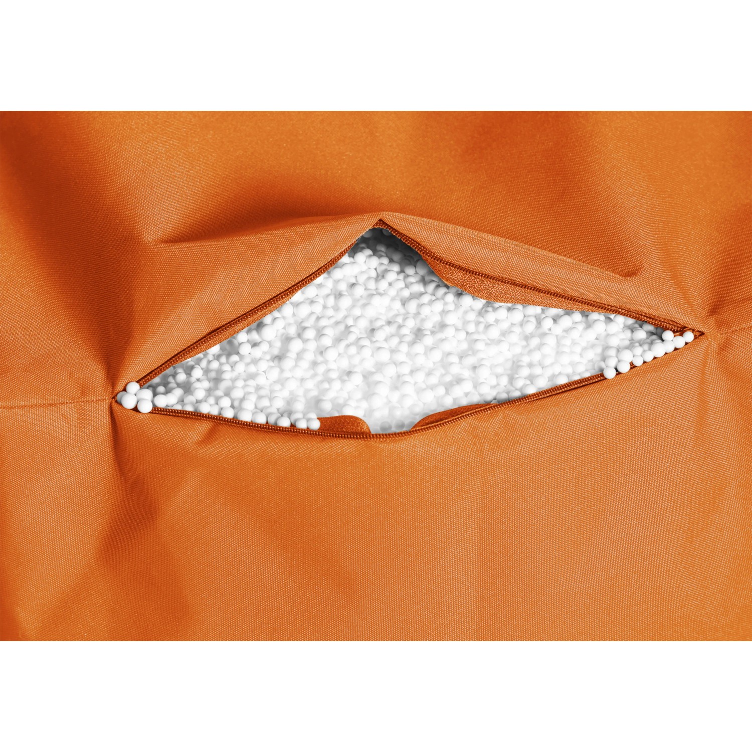Detailaufnahme: Oranger Sitzsack Brava mit EPS-Perlen Füllung sichtbar.