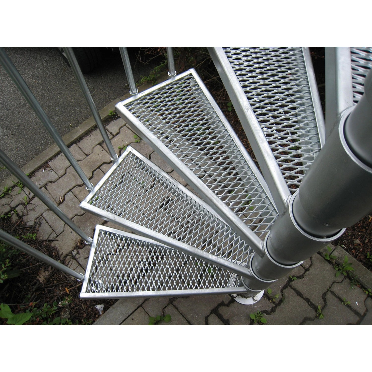 Treba Arizona Außenspindeltreppe, 12 Stufen, feuerverzinkt, mit Streckgitter und Metallgeländer.