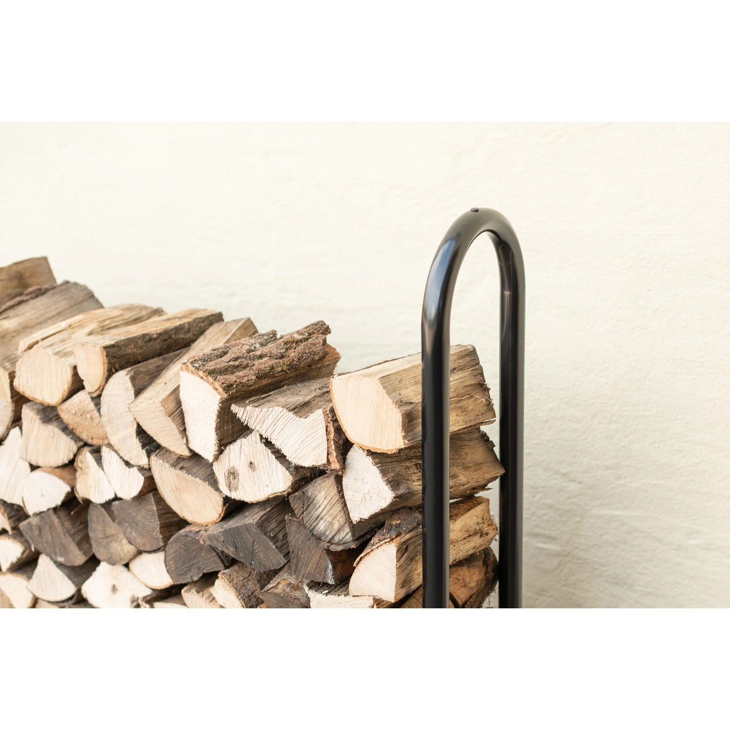 Schwarzes ShelterLogic Kaminholzregal 244x118cm mit Holz und Abdeckung.