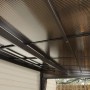 Detailansicht der Sojag Terrassenüberdachung St. Barth Anthrazit mit Doppelstegplatten Dach.