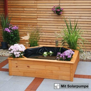 Promadino Hochteich mit Solarpumpe und 4 Pflanzzonen aus Kiefernholz, dekoriert mit Pflanzen.
